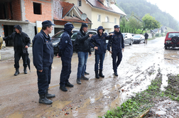 Golob pretresen nad videnim obljublja: Ljudje ne bodo ostali sami #video