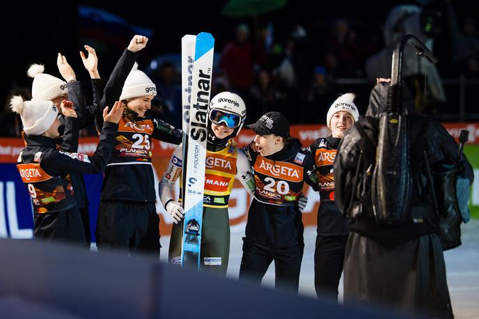 Nika Prevc Planica globus | Nika Prevc bo zvečer dvignila glavno nagrado, veliki kristalni globus za skupno zmago v svetovnem pokalu. | Foto www.alesfevzer.com