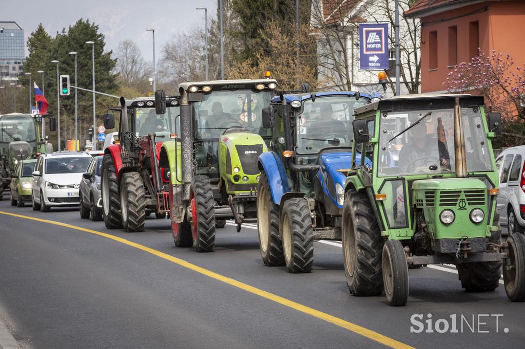 Protestni shod Sindikata kmetov Slovenije. Traktor, kmet, protest.