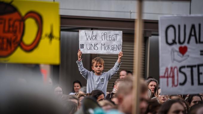 V Švici zaradi finančnih težav odpuščajo osebje v bolnišnicah. Na fotografiji vidimo protest zaposlenih v kantonalni bolnišnici v Sankt Gallnu in njihovih podpornikov. Protestirajo proti načrtom o odpuščanju 440 zaposlenih. Otrok na fotografiji nosi napis: "Kdo nas bo negoval jutri?" | Foto: Guliverimage