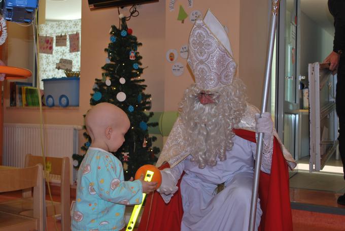 Udejstvuje se tudi dobrodelno. Sodeluje s športniki na specialni olimpijadi, že 19 let pa kot Miklavž obiskuje otroke na Pediatrični kliniki. | Foto: Osebni arhiv