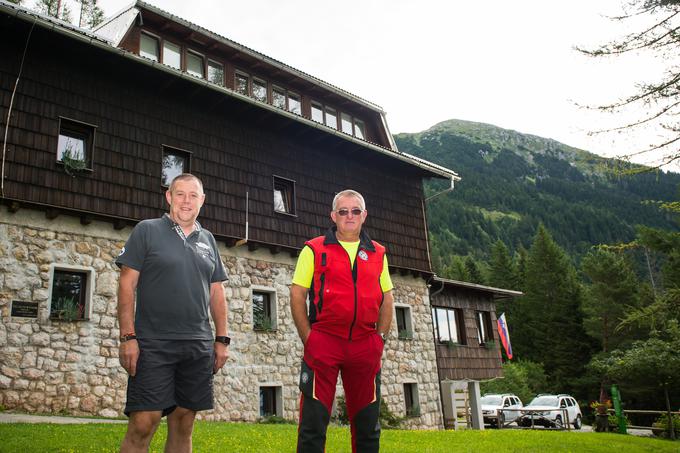 Oskrbniki gorskih koč so z informacijami in oskrbo nemalokrat pomemben člen reševalne akcije. Ne gre zgolj za formalno sodelovanje. So prijatelji, ki si pomagajo, vedno, kadar je treba. Veliko življenj je bilo rešenih zaradi pomembnega medsebojnega sodelovanja teh srčnih in pogumnih ljudi. | Foto: Klemen Korenjak