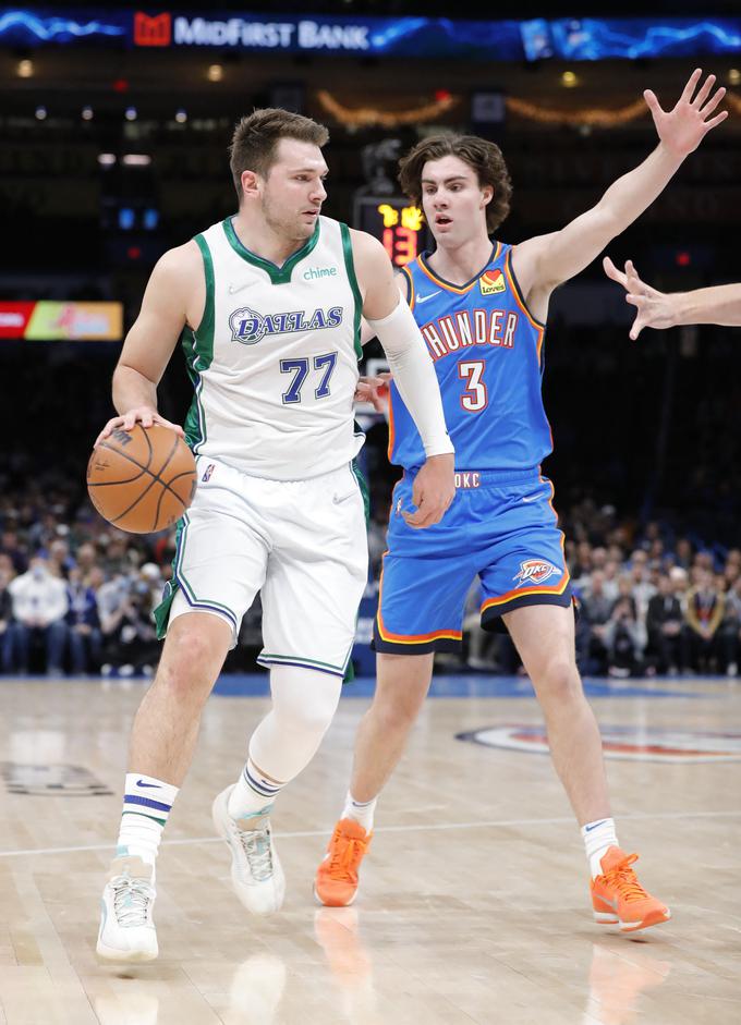 Luka Dončić in Josh Giddey, ki je postavil mejnik lige NBA. | Foto: Reuters