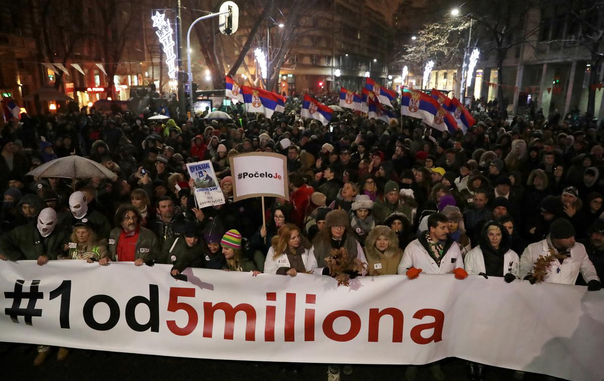 protesti Beograd Srbija | Protestno gibanje v Srbiji podpira vrsta opozicijskih strank, od levih do skrajno desnih. Kritiki protestov opozarjajo, da sobotni shodi obsojajo Vučićev avtokratski način vodenja države, da pa njihovi organizatorji doslej niso ponudili nobenih alternativ. | Foto Reuters