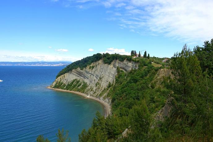 vreme, Meteoinfo | Morje ob slovenski obali čez dan dosega temperature do okoli 19 stopinj Celzija. Petek, sobota in nedelja dopoldne bodo vremensko zelo ugodni za sprehod ali pijačo ob obali. Zagotovo pa se bo našel tudi kakšen pogumnež, ki bo poskusil s skokom v morje, da mu bomo lahko čim prej sledili še vsi drugi. Na fotografiji naravna plaža Mesečevega zaliva v Občini Piran. | Foto David Florjančič / Meteoinfo Slovenija