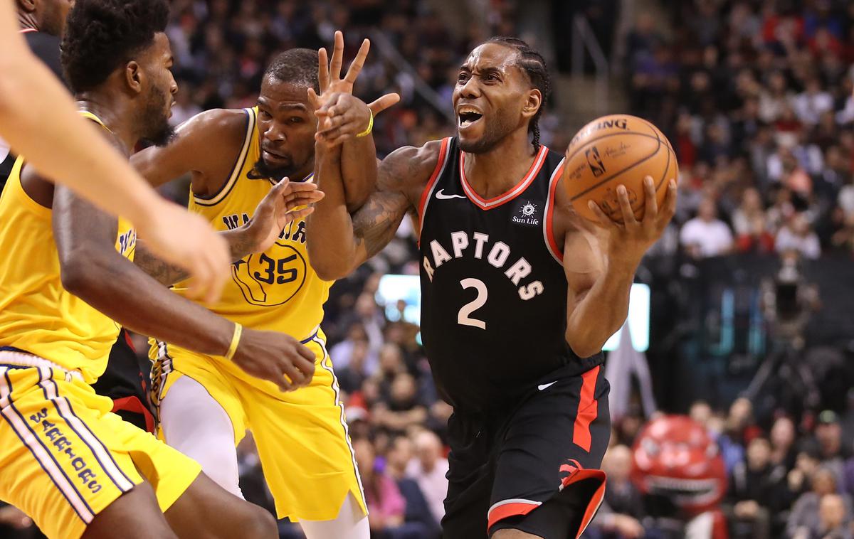 Kevin Durant Kawhi Leonard | Kawhi Leonard je na dvoboju med Torontom in Golden Statom dosegel 37, Kevin Durant pri gostih pa kar 51 točk. | Foto Reuters