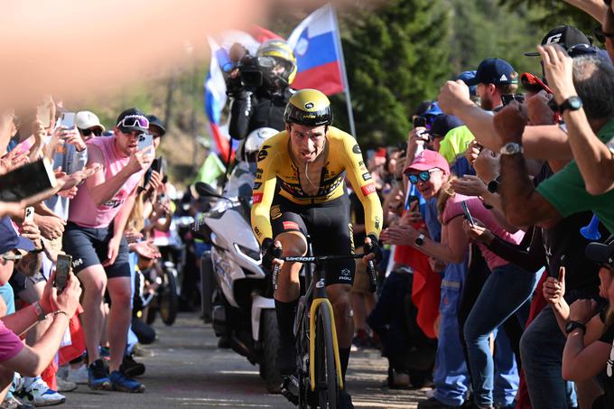 Primož Roglič je v soboto uprizoril spektakularno vožnjo na Svete Višarje ob izjemni podpori slovenskih navijačev. | Foto: Guliverimage/Vladimir Fedorenko