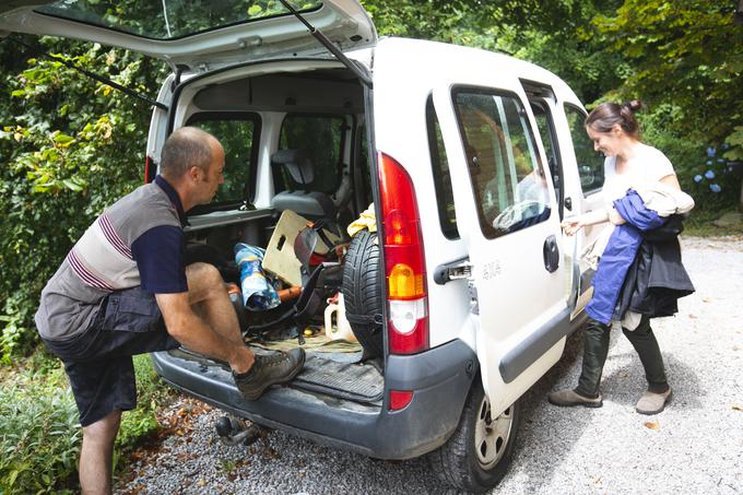 Raje imata starejše avtomobile kot kredite, pravita Klemen in Julija, ki le za to, da v vrtec in šolo razvozita otroke, prevozita 30 kilometrov. Prav toliko so od hiše oddaljeni tudi glavni nasadi lesk in orehov, za katere večinoma skrbi Klemen. | Foto: Bojan Puhek