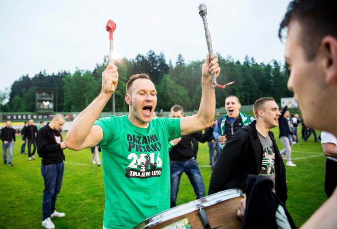 Preizkusil se je tudi v vlogi bobnarja in užival. Slika pove več kot tisoč besed ... | Foto: 