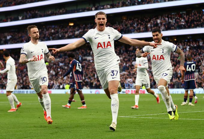 Tottenham se je, čeprav je odigral tekmo manj, po točkah izenačil z Aston Villo. | Foto: Reuters