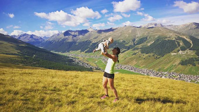 ... Katja Višnar in Norvežan Ola Vigen Hattestad pa v smučarskem teku … Na fotografiji: Višnarjeva, ki se je s petim mestom na tekmi dvojic v olimpijskem Pjongčangu že uspešno vrnila v snežno  karavano, s sinom Ludvigom. | Foto: Facebook