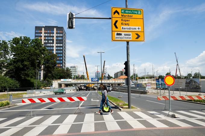 Gradnja nadomestnega železniškega nadvoza čez Dunajsko cesto, ki bo namesto sedanjih štirih tirov pripravljen za šest tirov, poteka skladno s terminskim planom, zatrjujejo na direkciji. Zgrajen je že nov južni del nadvoza, po katerem že poteka železniški promet. Prav tako so izvedena vsa pripadajoča dela na signalnovarnostnih in telekomunikacijskih napravah. | Foto: Bor Slana/STA