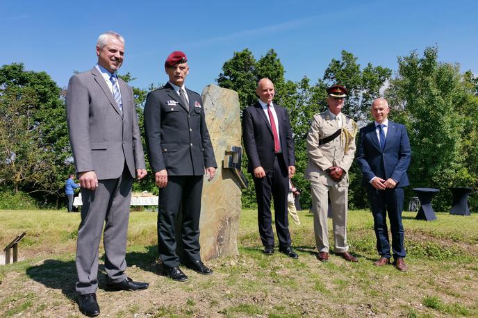 Spomenik Teddyjevemu strmoglavljenju v Brkinih | Na odkritju spomenika britanskemu pilotu so bili prisotni župan občine Pivka Robert Smrdelj, načelnik generalštaba Slovenske vojske Robert Glavaš, namestnik veleposlanice Združenega kraljestva v Sloveniji Paul Jancar, vojaški ataše Christopher Day in direktor Parka vojaške zgodovine Janko Boštjančič. | Foto Srdjan Cvjetović