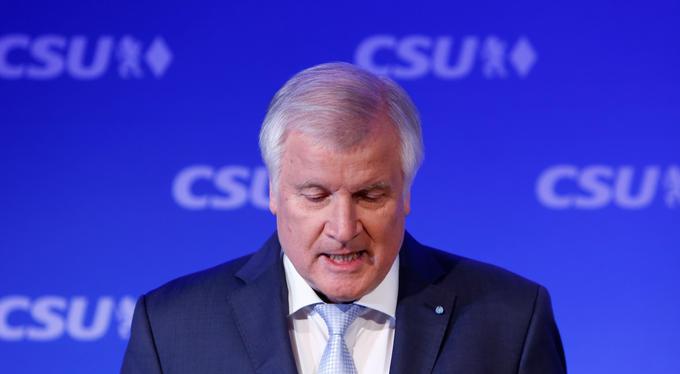 Horst Seehofer meni, da bi lahko nadaljevali bundesligo še ta mesec. | Foto: Reuters