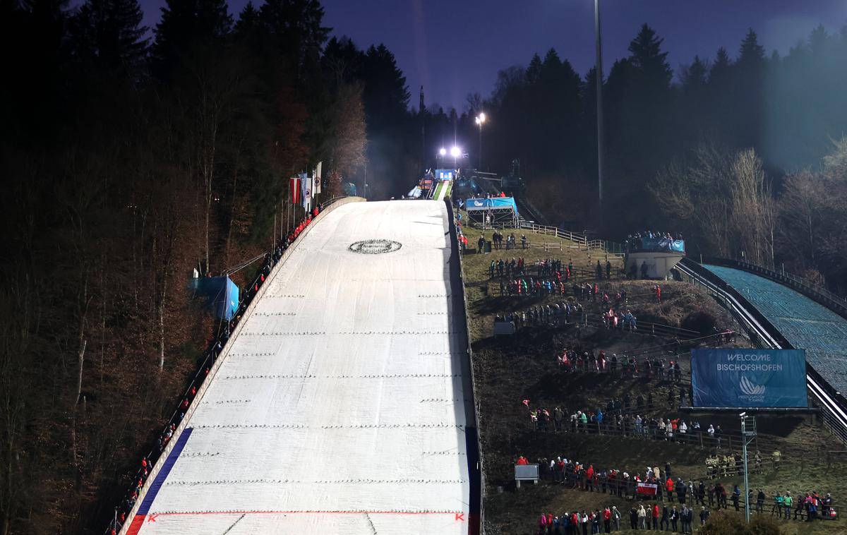 Bischofshofen | V avstrijskem Bischofshofnu se je v soboto zvečer na skakalnici usul nekakšen plaz. | Foto Guliverimage