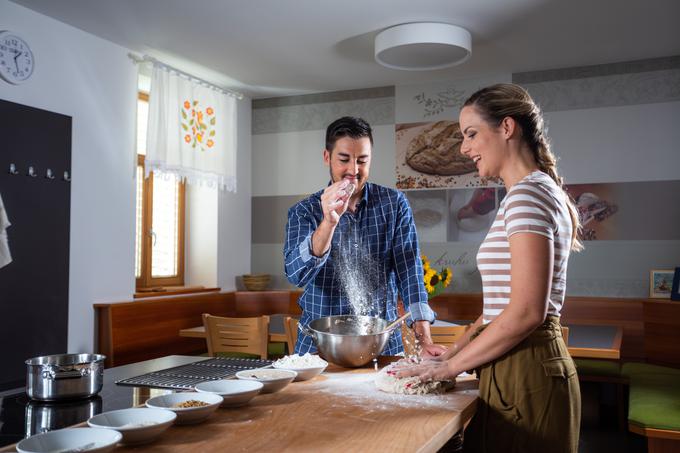 Delavnica Vinjevrške pogače v Hiši žive dediščine. Foto: Jošt Gantar | Foto: 