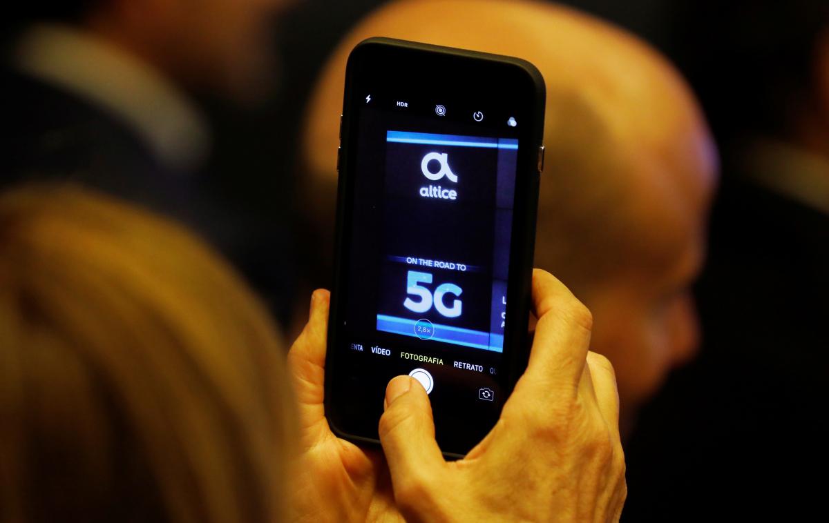 5G, pametni telefon | Letos med drugim prihajajo prvi pametni telefoni s podporo mobilnim omrežjem pete generacije 5G. | Foto Reuters