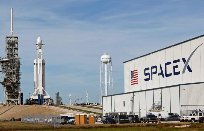 Japonski milijarder Yusaku Maezawa je postal svetovno znan, ko so ga pred kratkim določili kot prvega zasebna potnika, ki se bo popeljal okrog Lune v vesoljskem plovilu SpaceX Elona Muska. | Foto: Reuters