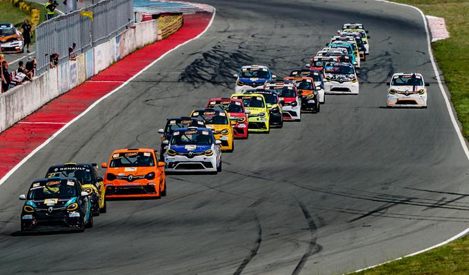 Pokal Twingo poteka tako v mednarodni različici, kakor tudi v razvrstitvi državnega prvenstva. Na zadnjih dveh dirkah na Grobniku je bilo na štartu več kot 30 twingov. | Foto: Klemen Sofrić