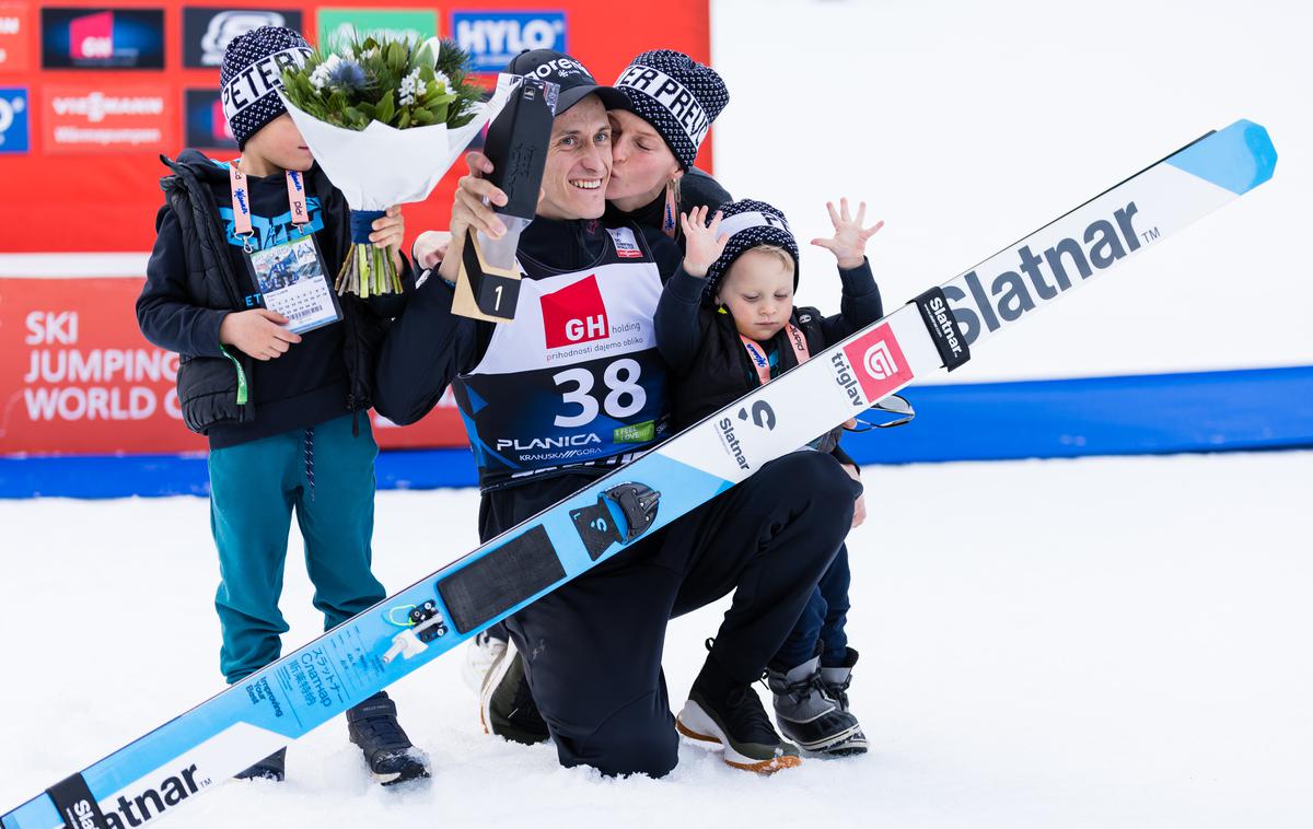 Peter Prevc | Peter Prevc navdušuje ob koncu kariere. V Planici je poletel do velike zmage. In te se je veselil z vso družino. | Foto www.alesfevzer.com