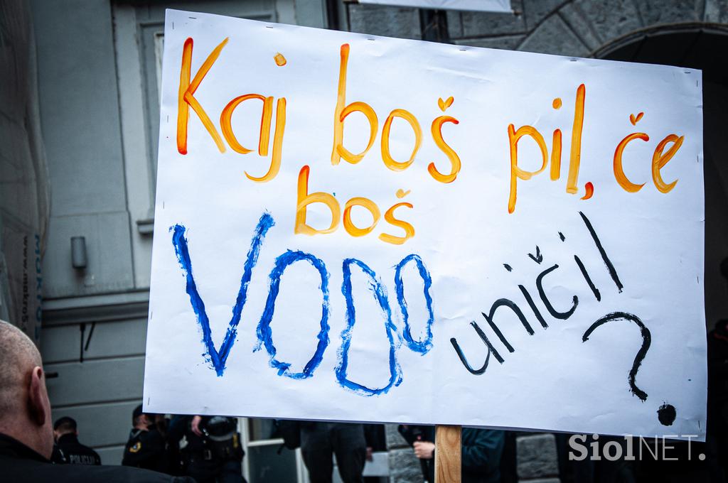 Protest pred mestno hišo proti kanalu C0