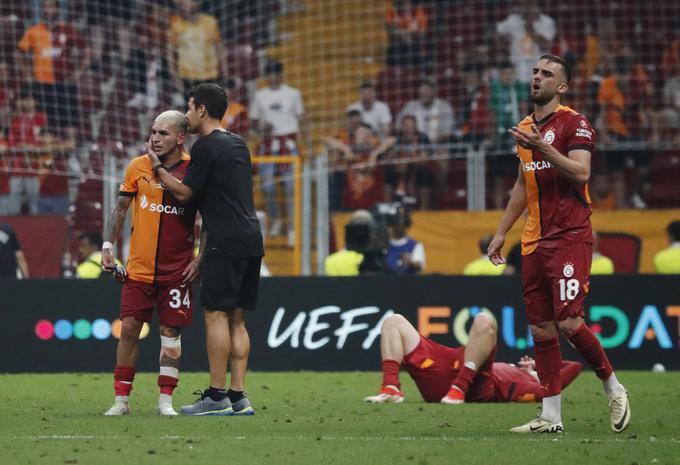 Razočaranje nogometašev Galatasaraya po še drugem tesnem porazu proti Young Boys. Evropsko sezono bodo nadaljevali v ligaškem delu evropske lige. | Foto: Reuters