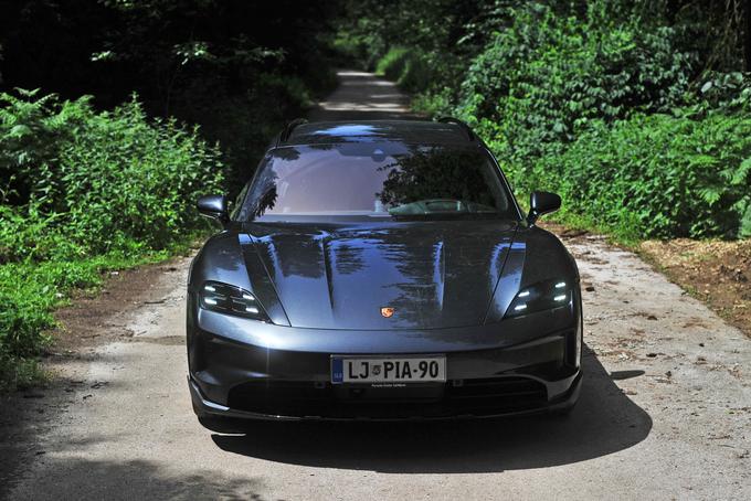 Novi električni porsche taycan (v izvedbi sport turismo) je bil gledano celovito najbolj uživaški testni avtomobil leta. Vrhunske vsakodnevne zmogljivosti, enostavna potovanja na daljše poti in prvič tudi polnjenje baterije z močjo prek 300 kilovatov. S ceno 181 tisoč evrov je bil tudi med najdražjimi testnimi avtomobili leta. | Foto: Gregor Pavšič