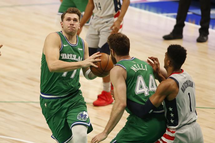 Luka Dončić | Luka Dončić in Dallas Mavericks so s 125:124 premagali Washington. Zmagovito trojko je po asistenci Dončića zadel Dorian Finney-Smith. | Foto Guliverimage