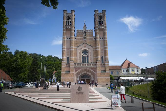 Maša ob 100-letnici cerkve Marije Pomočnice na Rakovniku z mašo, ki jo je vodil kardinal Angel F. Artime. Cerkev | Foto: Bojan Puhek