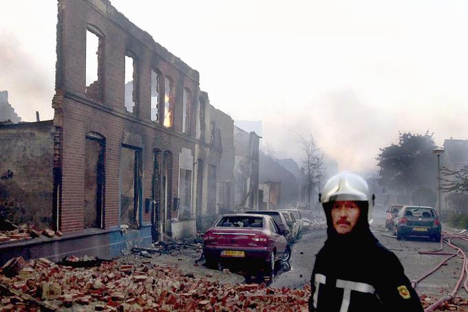 Nizozemski gasilec v soseski Roombeek. Glavni razlog za to, da je eksplozija tovarne uničila toliko stanovanjskih hiš in ustvarila več kot 1.200 brezdomcev, je bila hitra širitev mesta Enschede. Ko so leta 1977 odprli tovarno pirotehnike SE Fireworks, je ta namreč stala zunaj mestnih meja. Ker je nizozemski trg nepremičnin cvetel in se razvijal, so okrog nje nato počasi zrasle poceni stanovanjske enote, ki so tvorile sosesko Roombeek.  | Foto: Reuters