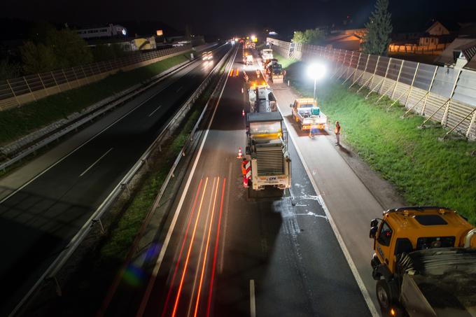 Pri Darsu poudarjajo, da bo treba v primeru nočnega dela uporabljati opremo z največjo mogočo odbojnostjo, uvajati dodatne osvetlitve pred zaporo in tudi podaljšati varovalni pas. Nočnemu delu je treba prilagoditi tudi organizacijo gradbišča in načrt varstva pri delu. | Foto: Klemen Korenjak