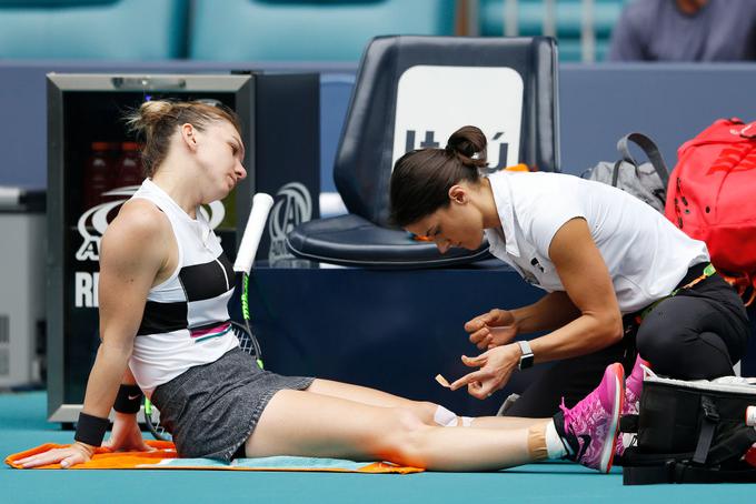 Simona Halep je v prvem nizu prosila za zdravniško pomoč. | Foto: Guliverimage/Getty Images