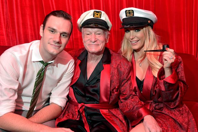 Cooper Hefner in Hugh Hefner | Cooper z očetom Hughom in njegovo zadnjo ženo Crystal. | Foto Getty Images