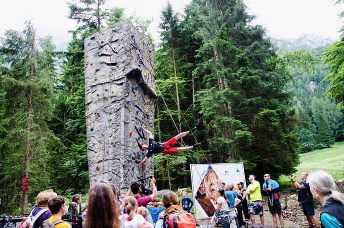 Nekdanji državni prvak v športnem plezanju Jure Bečan je svoje mojstrstvo pokazal na premični plezalni steni. | Foto: Matjaž Šerkezi/PZS