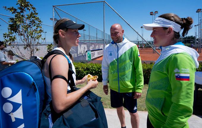 Kot kaže, je Andrej Kraševec v slovenski reprezentanci ustvaril zelo dobro vzdušje. Andrej v družbi Kaje Juvan in Tamare Zidanšek. | Foto: Teniška zveza Slovenije