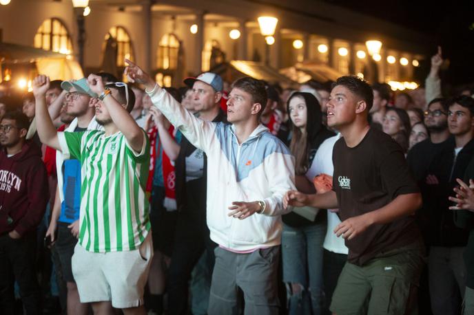 Spremljanje nogometne tekme Slovenija - Portugalska na POgačarjevem trgu v Ljubljani. | Najzvestejši navijači so vztrajali na dežju. | Foto Bojan Puhek