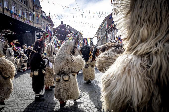 Kurenti so odeti v bele, rjave ali sive kožuhe, okoli pasu pa imajo običajno pet zvoncev.  | Foto: Ana Kovač