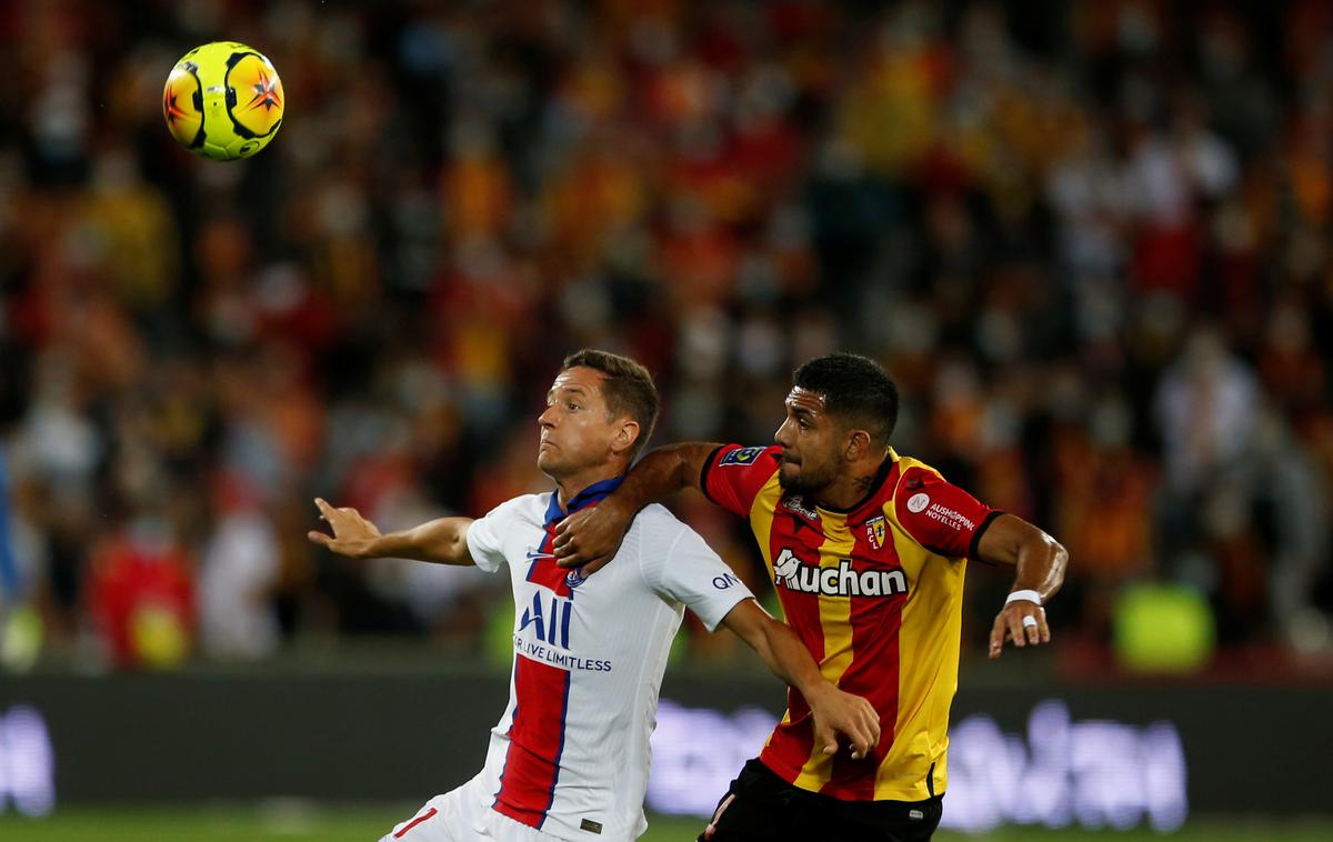 PSG, Lens | Prizori, ki smo jih pogrešali. Dvoboj Anderja Herrere (PSG) in Facunda Medine (Lens), v ozadju pa gledalci. | Foto Reuters