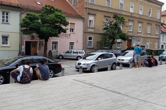 Ob prihodu v Celje je bilo jasno, da bomo največ lovcev na Pokemone srečali v starem mestnem jedru. Pokestopi, postojanke, kjer se lahko igralci oskrbijo z najpomembnejšo opremo za zbiranje Pokemonov, pokežogami (vanje lovimo Pokemone), so tam namreč posejani najbolj na gosto. In res - pri parkirišču ob Mestni knjižnici Celje smo že opazili prve gruče igralcev. | Foto: 