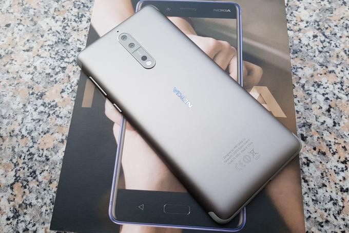 HMD Global pri načrtovanju Nokie 8 ni podlegel aktualnemu trendu, ki narekuje, naj bodo telefoni z vseh strani prekriti s steklom. Nokia 8 ga ima le na zaslonu, pokrov baterije in robovi pa so aluminijasti. | Foto: Matic Tomšič