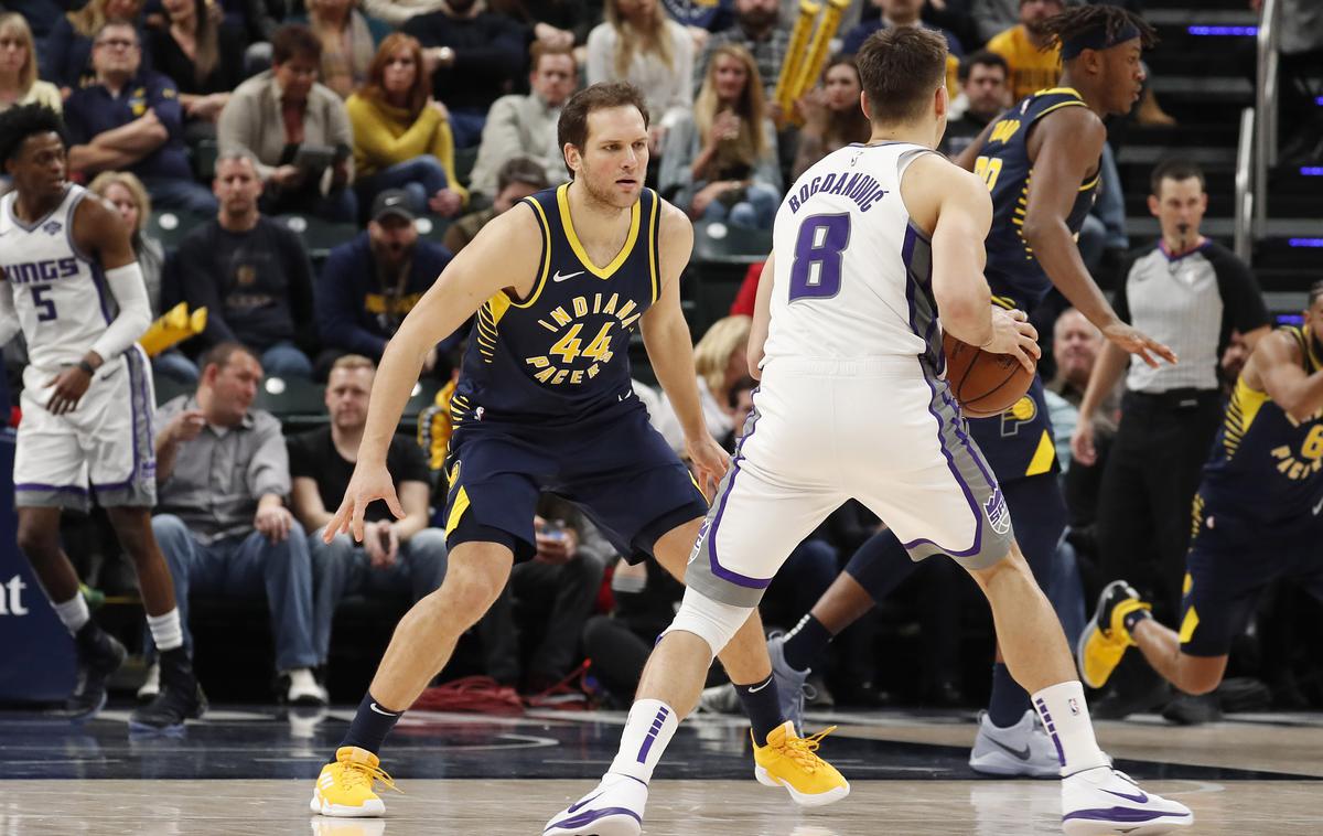 Bojan Bogdanović | Bogdanović proti Bogdanoviću: hrvaški reprezentant Bojan Bogdanović v boju s srbskim reprezentantom Bogdanom Bogdanovićem v ligi NBA na tekmi med Indiano in Sacramentom. | Foto Reuters