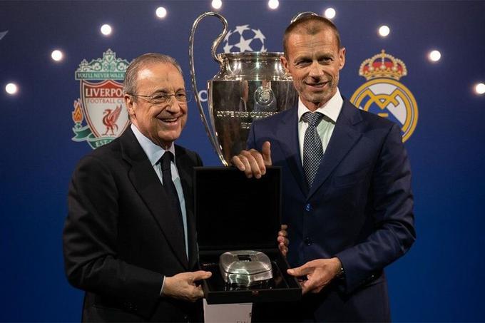 Florentino Perez je Aleksandru Čeferinu podaril maketo prenovljenega stadiona Santiago Bernabeu. | Foto: Uefa