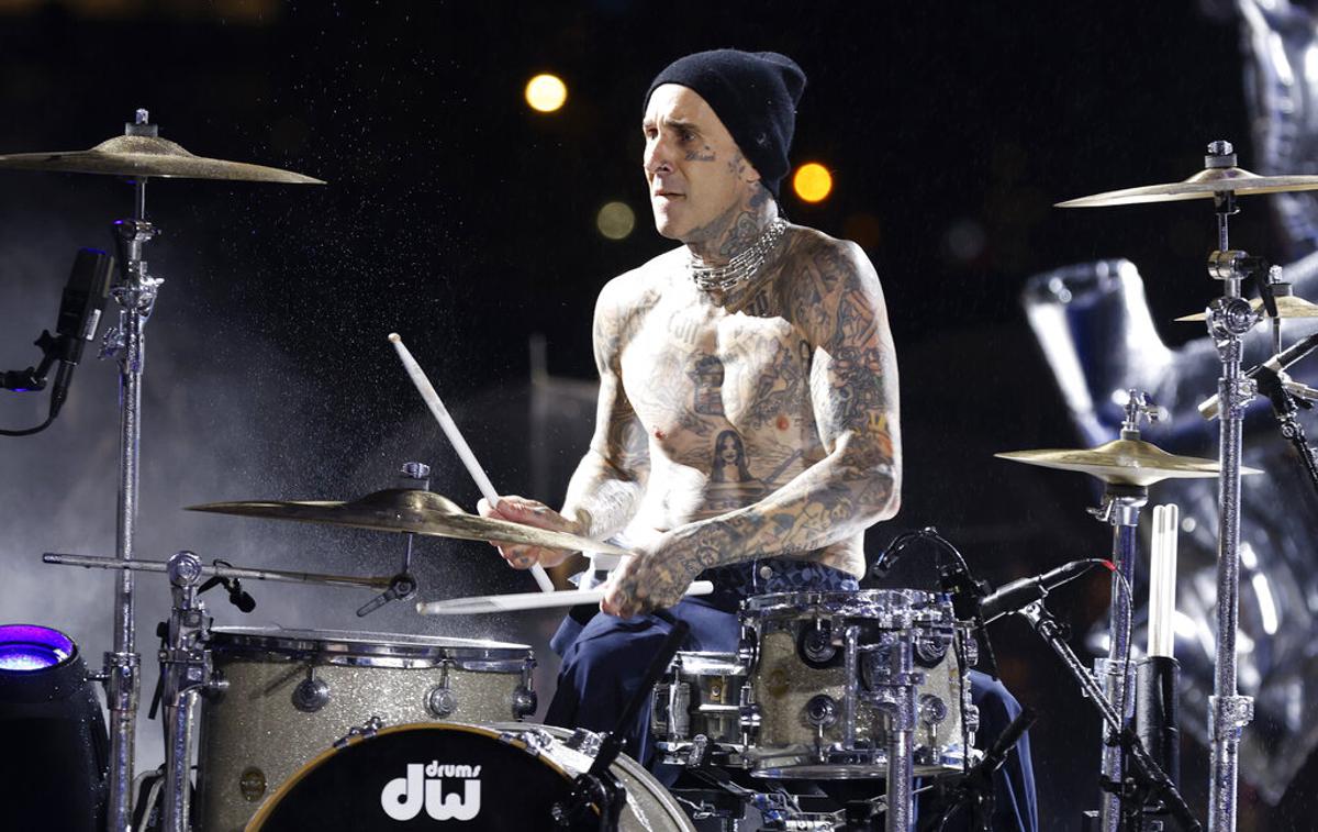 Travis Barker | Bobnar Travis Barker si je na koncertu očitno dal duška in si pri tem na bobnih poškodoval prste na levi roki. | Foto Guliverimage