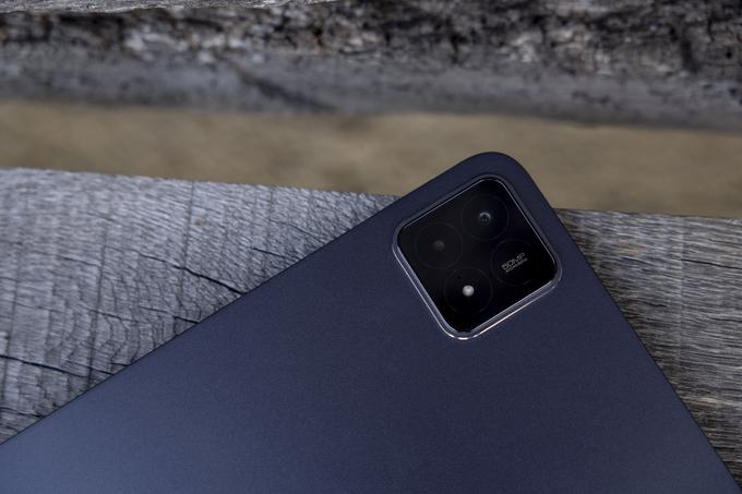 Kamere na zadnji strani tablice Xiaomi Pad 6S Pro so videti enako kot na pametnem telefonu Xiaomi 14. | Foto: Ana Kovač