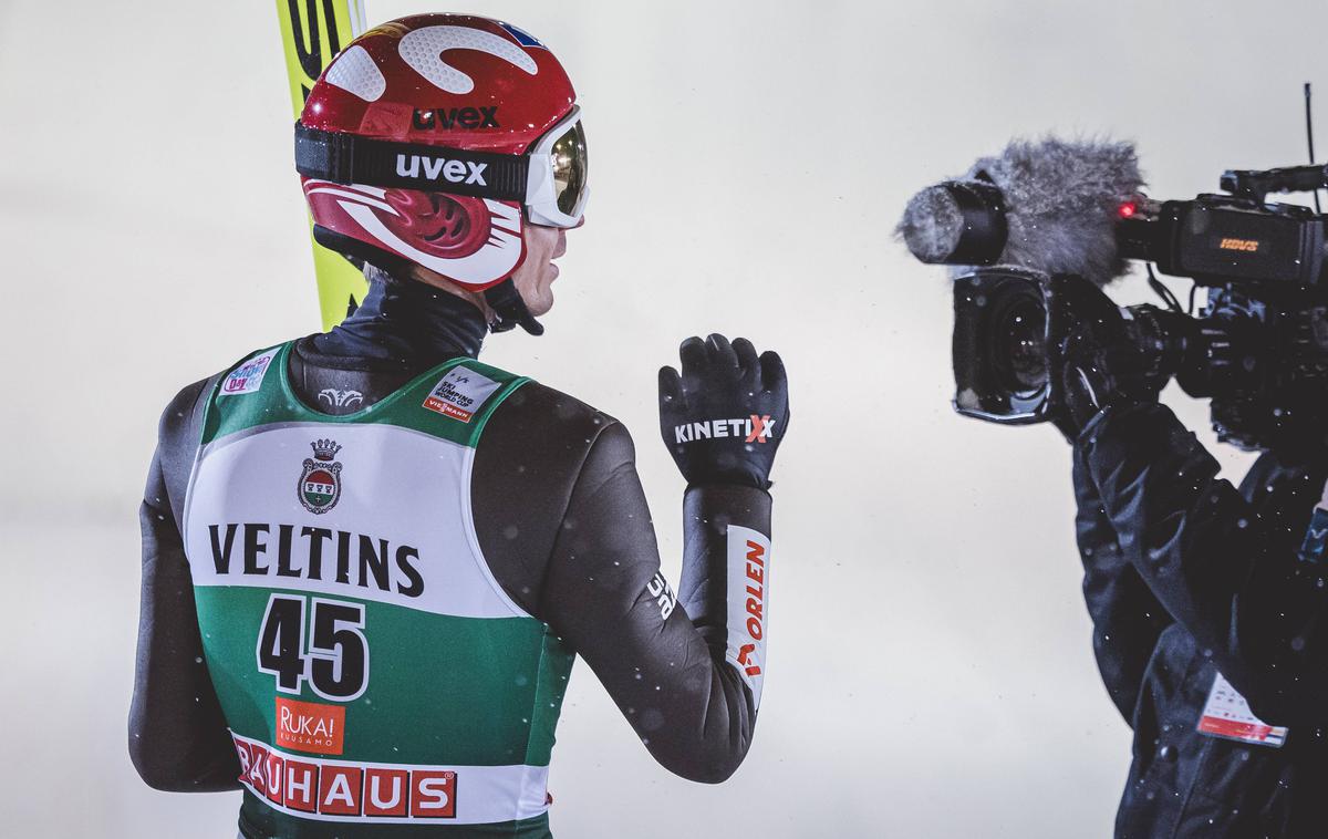 Kamil Stoch | Kamil Stoch na uvodu v novo sezono nosi čelado, ki je na las podobna tisti iz otroških skakalnih dni. | Foto Guliverimage