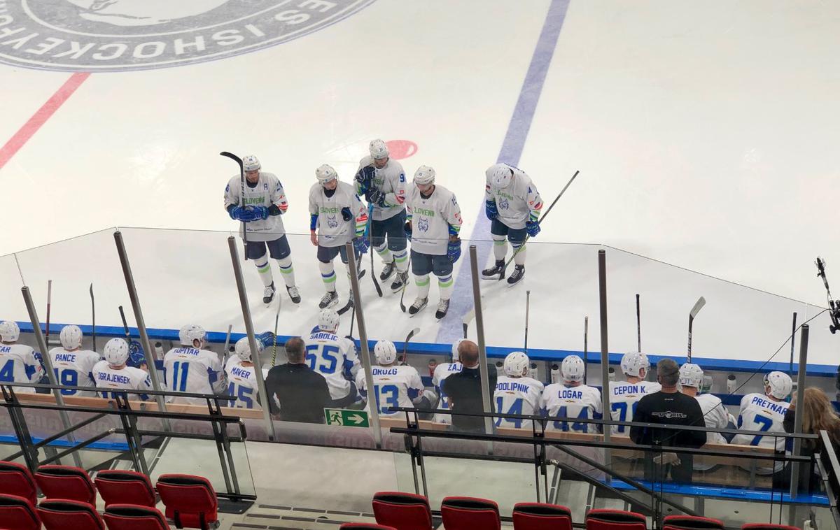 slovenska hokejska reprezentanca Danska | Slovenska hokejska reprezentanca se je po bledem začetku v 12. minuti znašla v zaostanku z 0:3, v zadnjo tretjino vstopila z zaostankom z 1:4, na koncu pa izgubila s 3:4. | Foto Hokejska zveza Slovenije