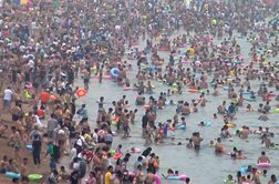 Kako je videti, ko na eno plažo pride 130 tisoč ljudi?