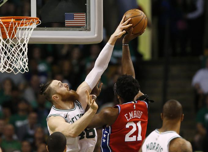 Joel Embiid je bil z 31 točkami najboljši strelec tekme, a se ni mogel veseliti. "To nismo bili mi," je bil po porazu razočaran trener Philadelphie. | Foto: Reuters