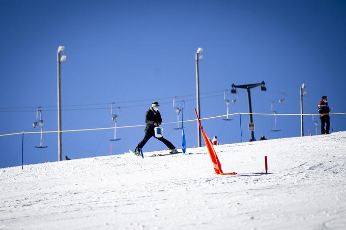 Današnje visoke temperature so precej zmehčale progo. Glavni trener slovenske reprezentance v deskanju Izidor Šušteršič med soljenjem smučine. | Foto: Ana Kovač