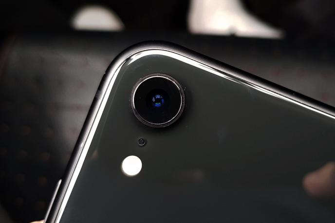 iPhone XR | Letos bo na svetovni ravni že četrto leto zapored prodanih več kot 1,5 milijarde novih pametnih telefonov. Trend se bo po napovedih analitikov nadaljeval tudi v letu 2021. | Foto Matic Tomšič